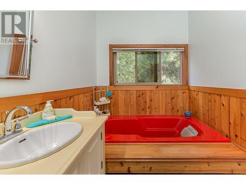 2510 Samuelson Road, Sicamous, BC - Indoor Photo Showing Bathroom