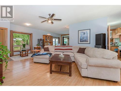 2510 Samuelson Road, Sicamous, BC - Indoor Photo Showing Living Room