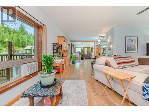 2510 Samuelson Road, Sicamous, BC - Indoor Photo Showing Living Room