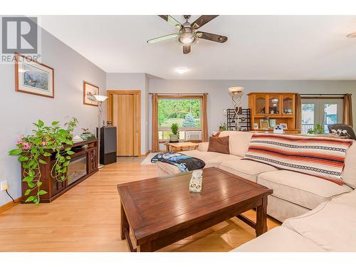 2510 Samuelson Road, Sicamous, BC - Indoor Photo Showing Living Room