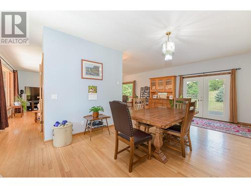 2510 Samuelson Road, Sicamous, BC - Indoor Photo Showing Dining Room