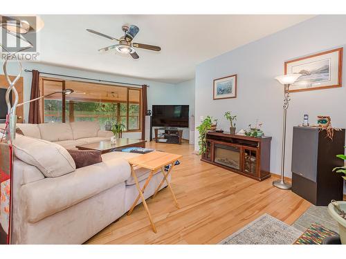 2510 Samuelson Road, Sicamous, BC - Indoor Photo Showing Living Room