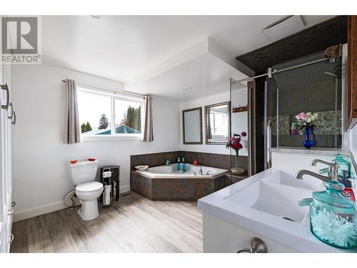 209 Thrupp Street, Kamloops, BC - Indoor Photo Showing Bathroom