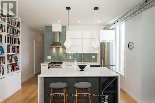 401 - 22 Perkins Street, Ottawa, ON - Indoor Photo Showing Kitchen With Upgraded Kitchen