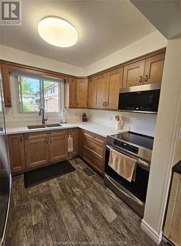 393 Baldoon Road Unit# 27, Chatham, ON - Indoor Photo Showing Kitchen With Double Sink