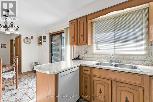 9 Blackbird Crescent, Guelph (Victoria North), ON - Indoor Photo Showing Kitchen With Double Sink