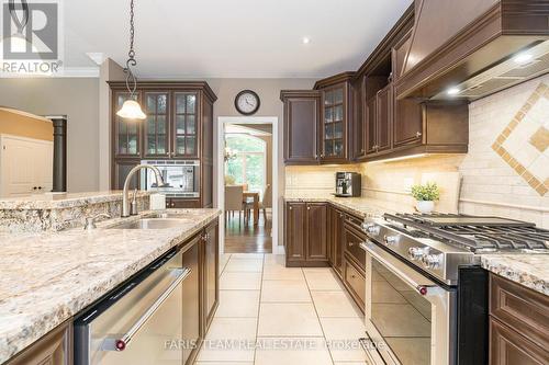 16 Boothby Crescent, Springwater, ON - Indoor Photo Showing Kitchen With Double Sink With Upgraded Kitchen