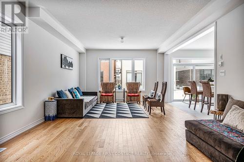 25 Durham Avenue, Barrie, ON - Indoor Photo Showing Living Room