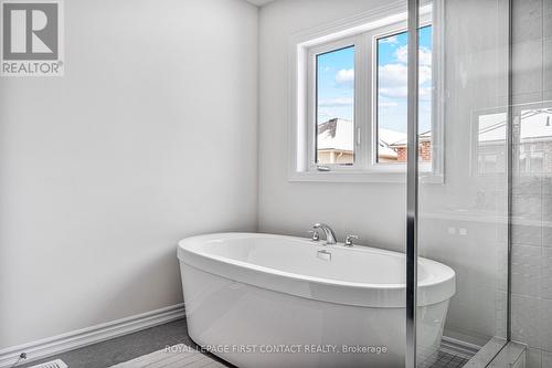 25 Durham Avenue, Barrie, ON - Indoor Photo Showing Bathroom