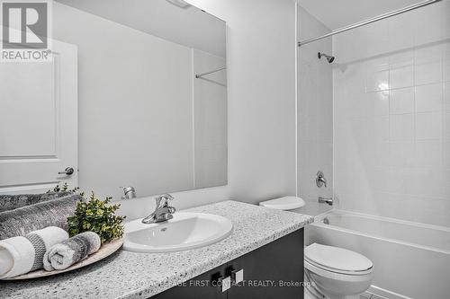 25 Durham Avenue, Barrie, ON - Indoor Photo Showing Bathroom