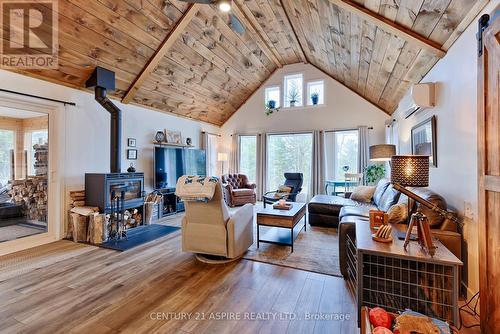 761 Forest Park Road, Laurentian Valley, ON - Indoor Photo Showing Living Room