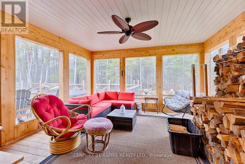 761 Forest Park Road, Laurentian Valley, ON - Indoor Photo Showing Living Room