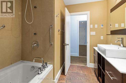 6 Woodlawn Place, Brockville, ON - Indoor Photo Showing Bathroom