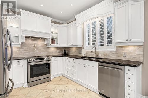 2040 Oakbrook Circle, Ottawa, ON - Indoor Photo Showing Kitchen With Upgraded Kitchen