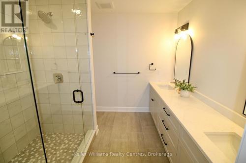 861 22Nd Avenue A, Hanover, ON - Indoor Photo Showing Bathroom