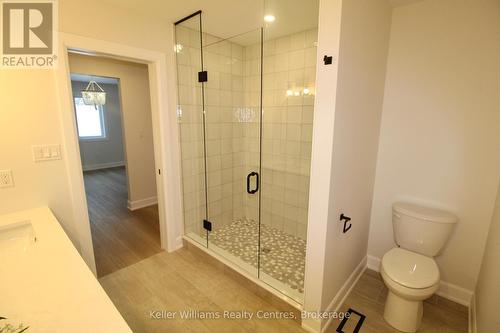 861 22Nd Avenue A, Hanover, ON - Indoor Photo Showing Bathroom