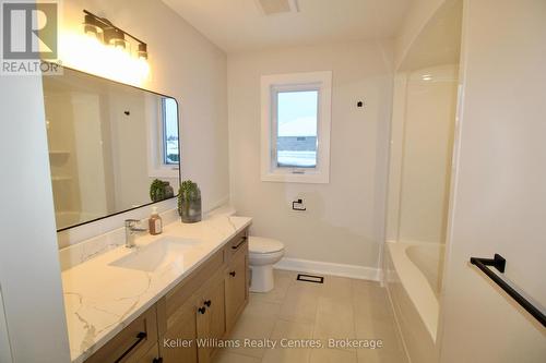 861 22Nd Avenue A, Hanover, ON - Indoor Photo Showing Bathroom