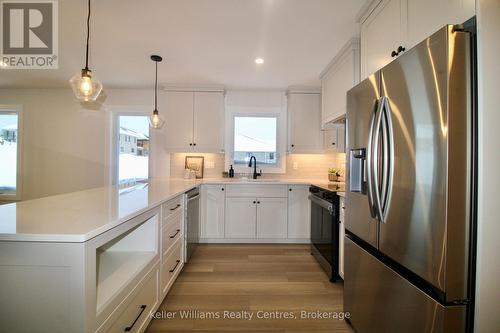 861 22Nd Avenue A, Hanover, ON - Indoor Photo Showing Kitchen With Upgraded Kitchen