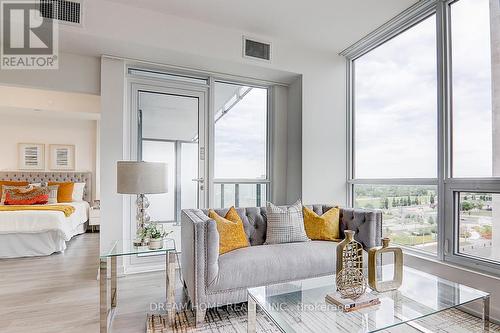 812 - 10 De Boers Drive, Toronto, ON - Indoor Photo Showing Living Room