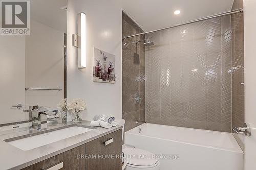 812 - 10 De Boers Drive, Toronto, ON - Indoor Photo Showing Bathroom