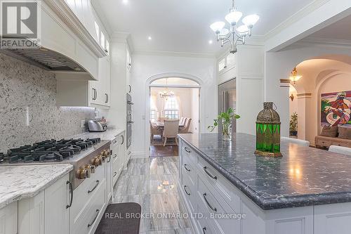 10 Costner Place, Caledon, ON - Indoor Photo Showing Kitchen With Upgraded Kitchen