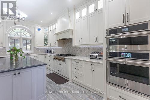 10 Costner Place, Caledon, ON - Indoor Photo Showing Kitchen With Upgraded Kitchen