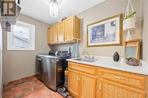 1260 Daley Avenue, Sarnia, ON - Indoor Photo Showing Laundry Room