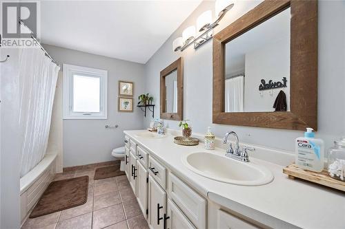 1260 Daley Avenue, Sarnia, ON - Indoor Photo Showing Bathroom