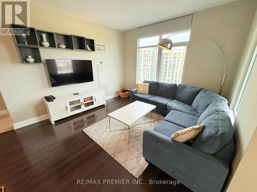 811 - 24 Woodstream Boulevard, Vaughan, ON - Indoor Photo Showing Living Room