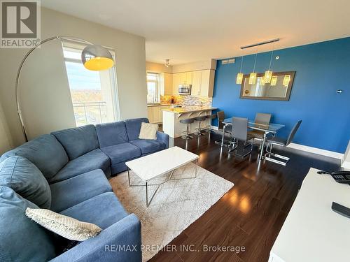 811 - 24 Woodstream Boulevard, Vaughan, ON - Indoor Photo Showing Living Room