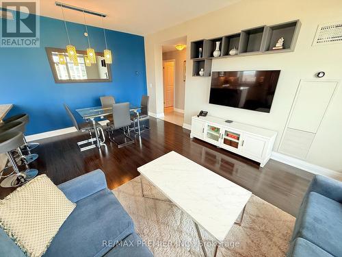 811 - 24 Woodstream Boulevard, Vaughan, ON - Indoor Photo Showing Living Room