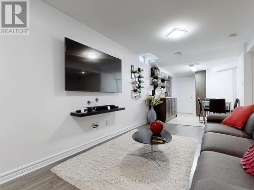 268 Forest Run Boulevard, Vaughan, ON - Indoor Photo Showing Living Room