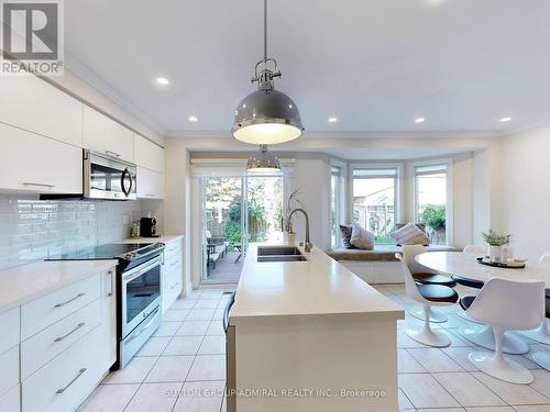 268 Forest Run Boulevard, Vaughan, ON - Indoor Photo Showing Kitchen With Double Sink With Upgraded Kitchen