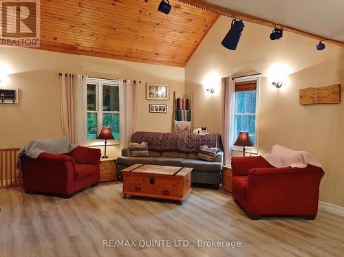 3247 Flinton Road, Addington Highlands, ON - Indoor Photo Showing Living Room