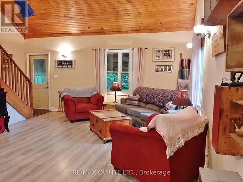 3247 Flinton Road, Addington Highlands, ON - Indoor Photo Showing Living Room