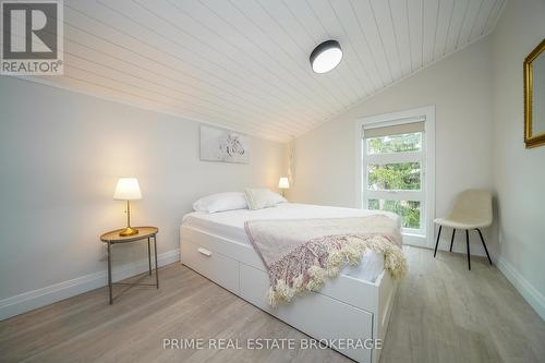 12 Warwick Avenue, Lambton Shores (Grand Bend), ON - Indoor Photo Showing Bedroom