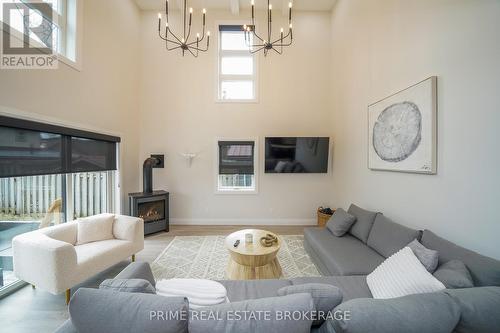 12 Warwick Avenue, Lambton Shores (Grand Bend), ON - Indoor Photo Showing Living Room With Fireplace