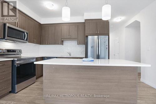 34 Queensbrook Crescent, Cambridge, ON - Indoor Photo Showing Kitchen With Upgraded Kitchen