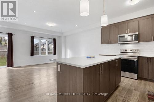 34 Queensbrook Crescent, Cambridge, ON - Indoor Photo Showing Kitchen