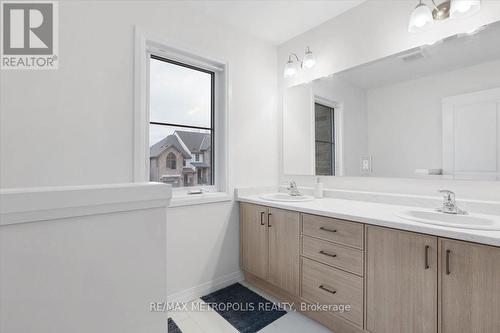 34 Queensbrook Crescent, Cambridge, ON - Indoor Photo Showing Bathroom