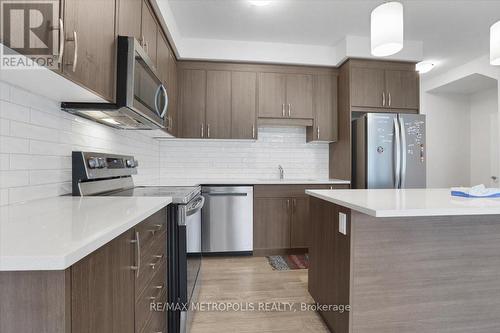 34 Queensbrook Crescent, Cambridge, ON - Indoor Photo Showing Kitchen With Upgraded Kitchen