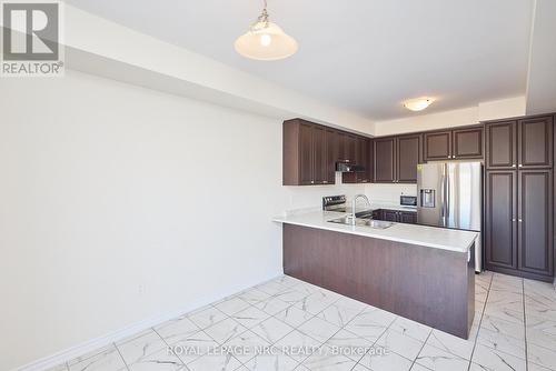 10 Peach Street, Thorold (560 - Rolling Meadows), ON - Indoor Photo Showing Kitchen