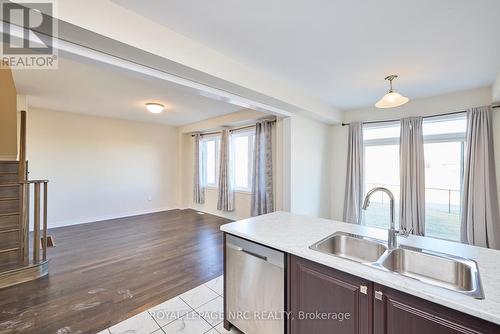 10 Peach Street, Thorold (560 - Rolling Meadows), ON - Indoor Photo Showing Kitchen With Double Sink