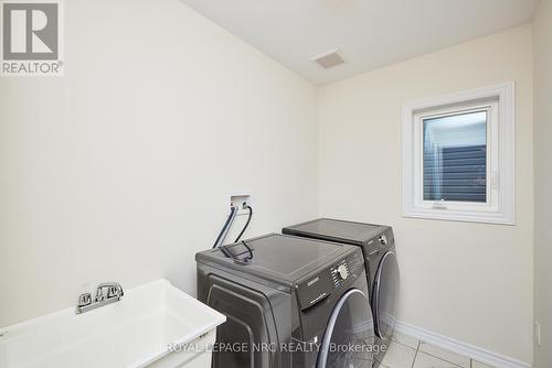 10 Peach Street, Thorold (560 - Rolling Meadows), ON - Indoor Photo Showing Laundry Room