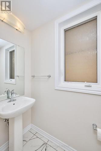 10 Peach Street, Thorold (560 - Rolling Meadows), ON - Indoor Photo Showing Bathroom