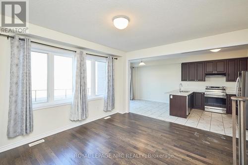 10 Peach Street, Thorold (560 - Rolling Meadows), ON - Indoor Photo Showing Kitchen