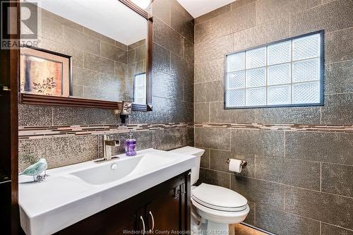 77 Prince Albert Street North, Kingsville, ON - Indoor Photo Showing Bathroom