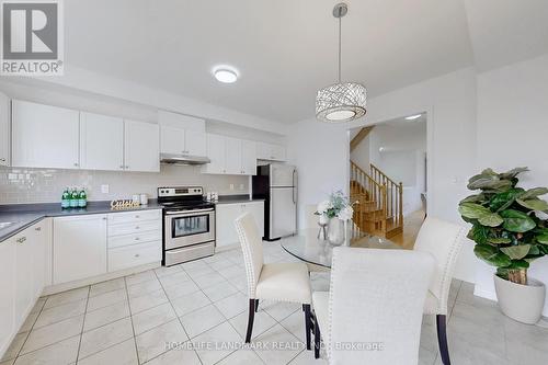 125 Dundas Way, Markham, ON - Indoor Photo Showing Kitchen