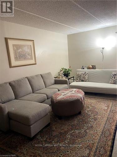 407 - 198 Scott Street, St. Catharines (446 - Fairview), ON - Indoor Photo Showing Living Room