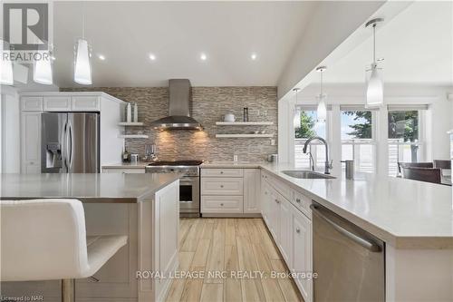 899 Edgemere Road, Fort Erie (334 - Crescent Park), ON - Indoor Photo Showing Kitchen With Upgraded Kitchen